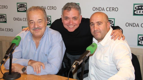 El buceador, Leandro Blanco y el fot&oacute;grafo, Carlos Caraglia durante una entrevista con Juan Ram&oacute;n Lucas en M&aacute;s de uno