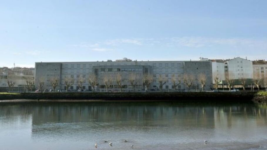 Pan&oacute;ramica do colexio dende a outra beira do r&iacute;o L&eacute;rez