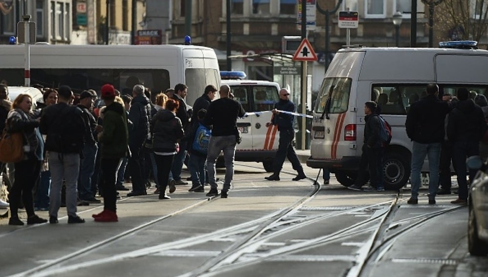 Las fuerzas de seguridad acordonan la zona en la que se ha producido el tiroteo en Bruselas