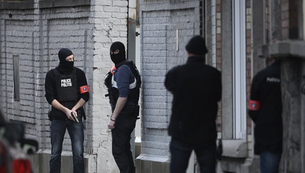 Policías belgas momentos después del tiroteo en Bruselas
