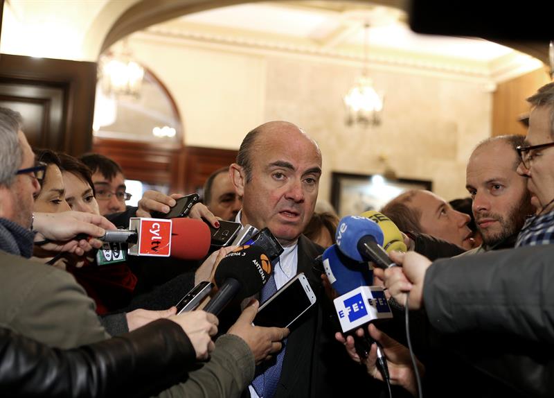 De Guindos asegura que el Gobierno "no dejará caer" a ninguna CCAA De Guindos asegura que el Gobierno "no dejará caer" a ninguna CCAA