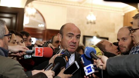 El ministro de Econom&iacute;a y Competitividad en funciones, Luis de Guindos, atendiendo a los medios en el Foro de La Gaceta de Salamanca. 