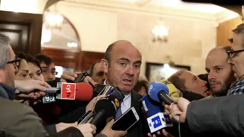 El ministro de Economía, Luis de Guindos El ministro de Economía y Competitividad en funciones, Luis de Guindos, atendiendo a los medios en el Foro de La Gaceta de Salamanca.