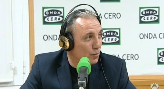 Hristo Stoichkov: "¿A mí quién me va a prohibir llevar una bandera con una estrella?" Hristo Stoichkov: "¿A mí quién me va a prohibir llevar una bandera con una estrella?"