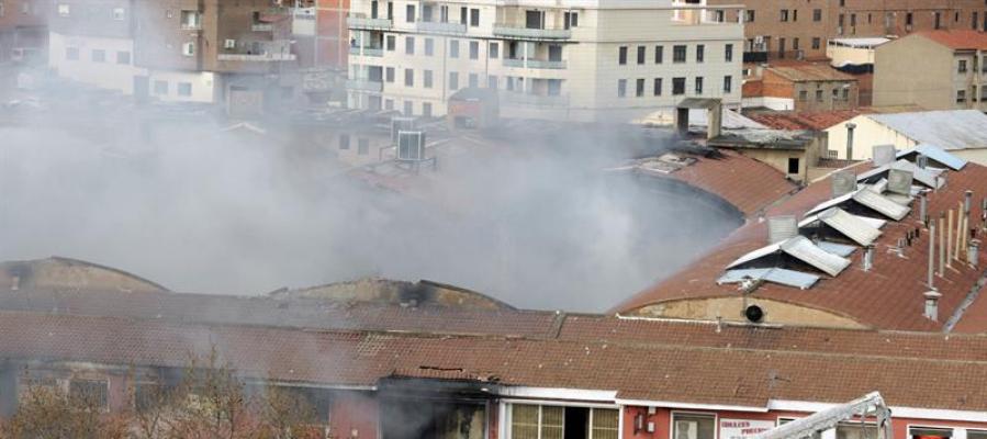 Incendio en una fábrica de galletas de Zaragoza Incendio en una fábrica de galletas de Zaragoza