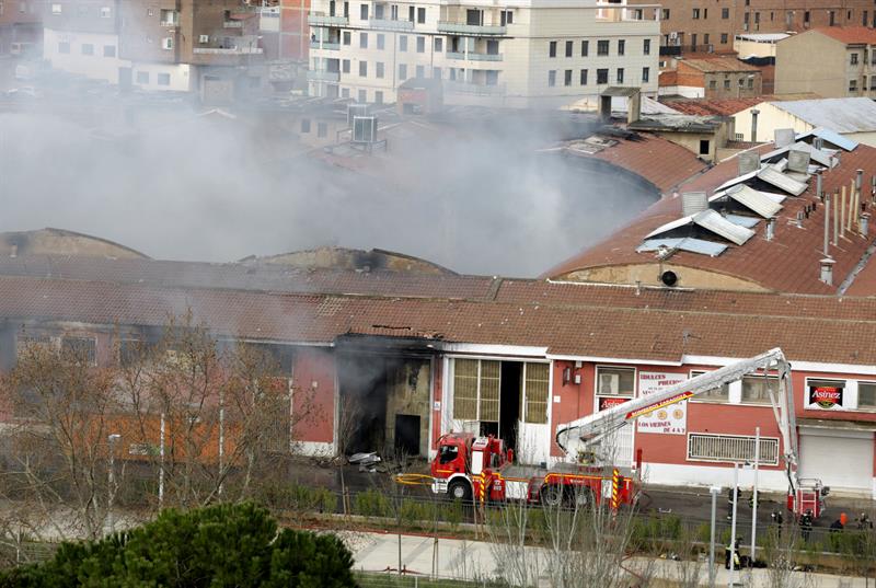 Declarado un importante incendio en una fábrica de galletas de Zaragoza Declarado un importante incendio en una fábrica de galletas de Zaragoza