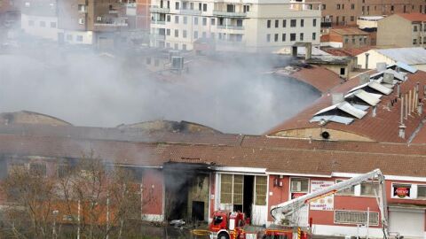 Los bomberos apagando un incendio en una f&aacute;brica de galletas de Zaragoza