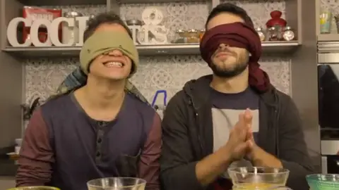 Los chicos de Cocinates realizan una cata a ciegas de alimentos Los chicos de Cocinates realizan una cata a ciegas de alimentos
