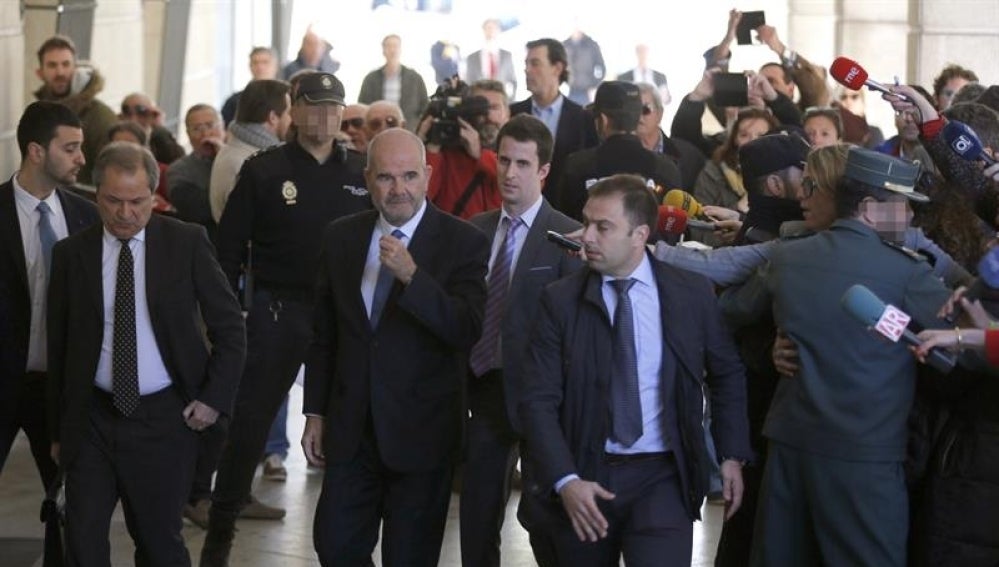 El expresidente de la Junta de Andalucía, Manuel Chaves, a su llegada al Juzgado de Sevilla
