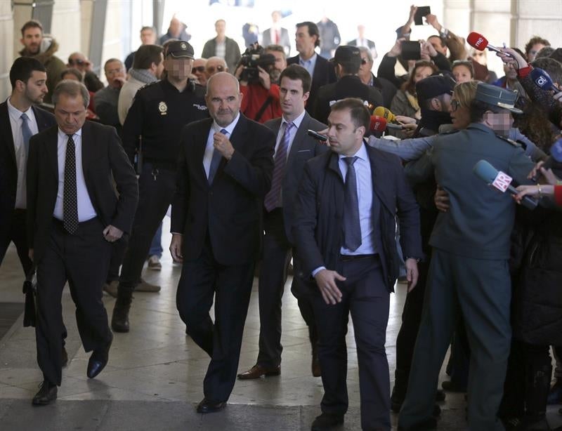 Chaves y Griñán, increpados a su llegada a los juzgados para declarar por los ERE Chaves y Griñán, increpados a su llegada a los juzgados para declarar por los ERE