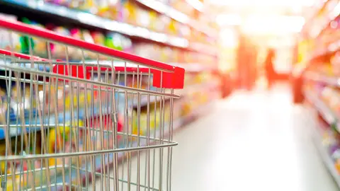 Un carro en un pasillo de un supermercado Supermercado