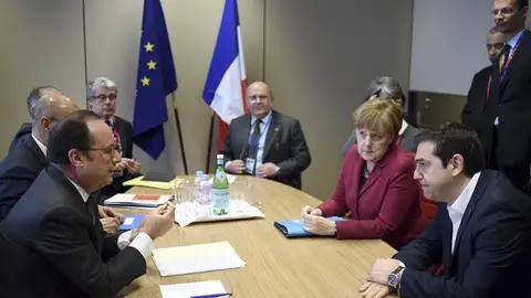 Angela Merkel, François Hollande y Alexis Tsipras durante su reunión en el marco de la Cumbre en Bruselas Angela Merkel, François Hollande y Alexis Tsipras durante su reunión en el marco de la Cumbre en Bruselas