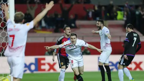 Kevin Gameiro celebra uno de sus goles ante el Basilea Kevin Gameiro celebra uno de sus goles ante el Basilea
