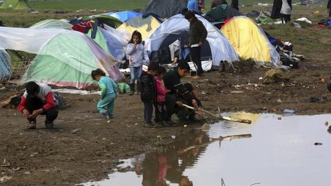 Un grupo de ni&ntilde;os juega en el campamento provisional de Idomeni