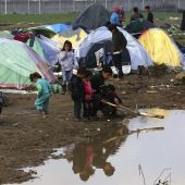 Un grupo de niños juega en el campamento provisional de Idomeni