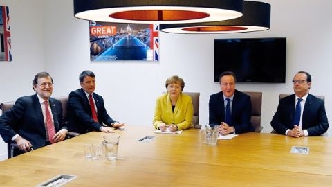 Rajoy, Renzi, Merkel, Cameron y Hollande conversan durante una reuni&oacute;n en Bruselas