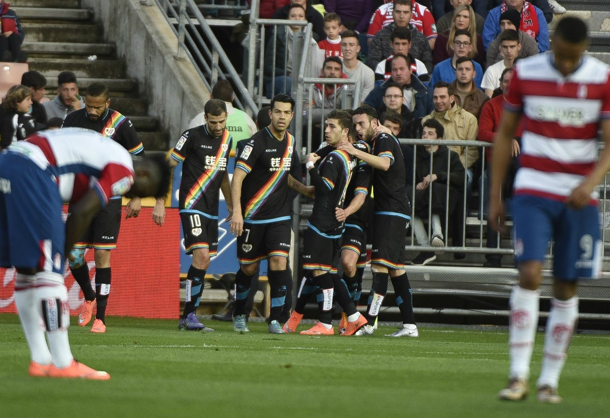 Granada 2 - 2 Rayo Vallecano. El Rayo rescata un punto en Los Cármenes Granada 2 - 2 Rayo Vallecano. El Rayo rescata un punto en Los Cármenes