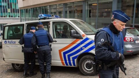 La polic&iacute;a belga custodiando a Salah Abdeslam