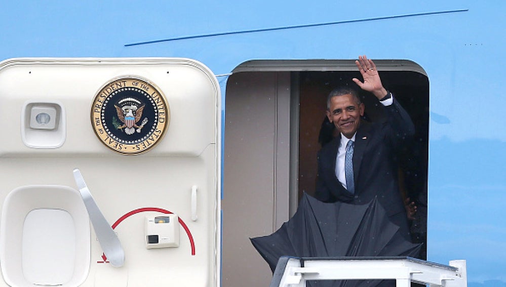 Obama sale del avión