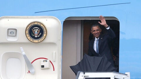 Obama sale del avi&oacute;n