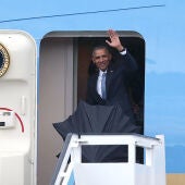 Obama sale del avión