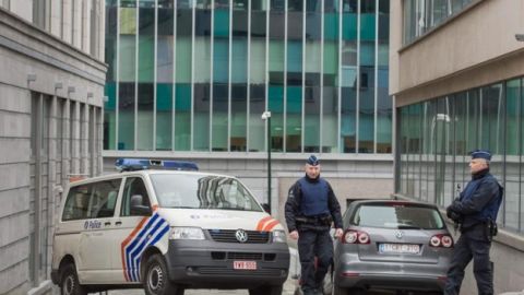  Un veh&iacute;culo de la polic&iacute;a bloqueando una calle cerca de la oficina de la polic&iacute;a federal en Bruselas