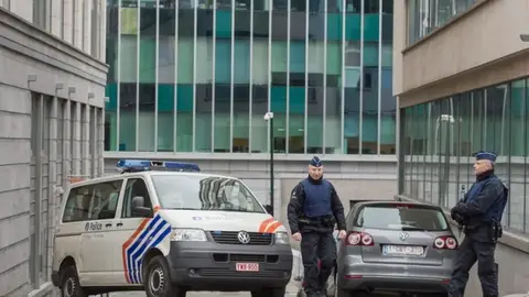 Un vehículo de la policía bloqueando una calle cerca de la oficina de la policía federal en Bruselas Un vehículo de la policía bloqueando una calle cerca de la oficina de la policía federal en Bruselas