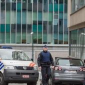 Un vehículo de la policía bloqueando una calle cerca de la oficina de la policía federal en Bruselas