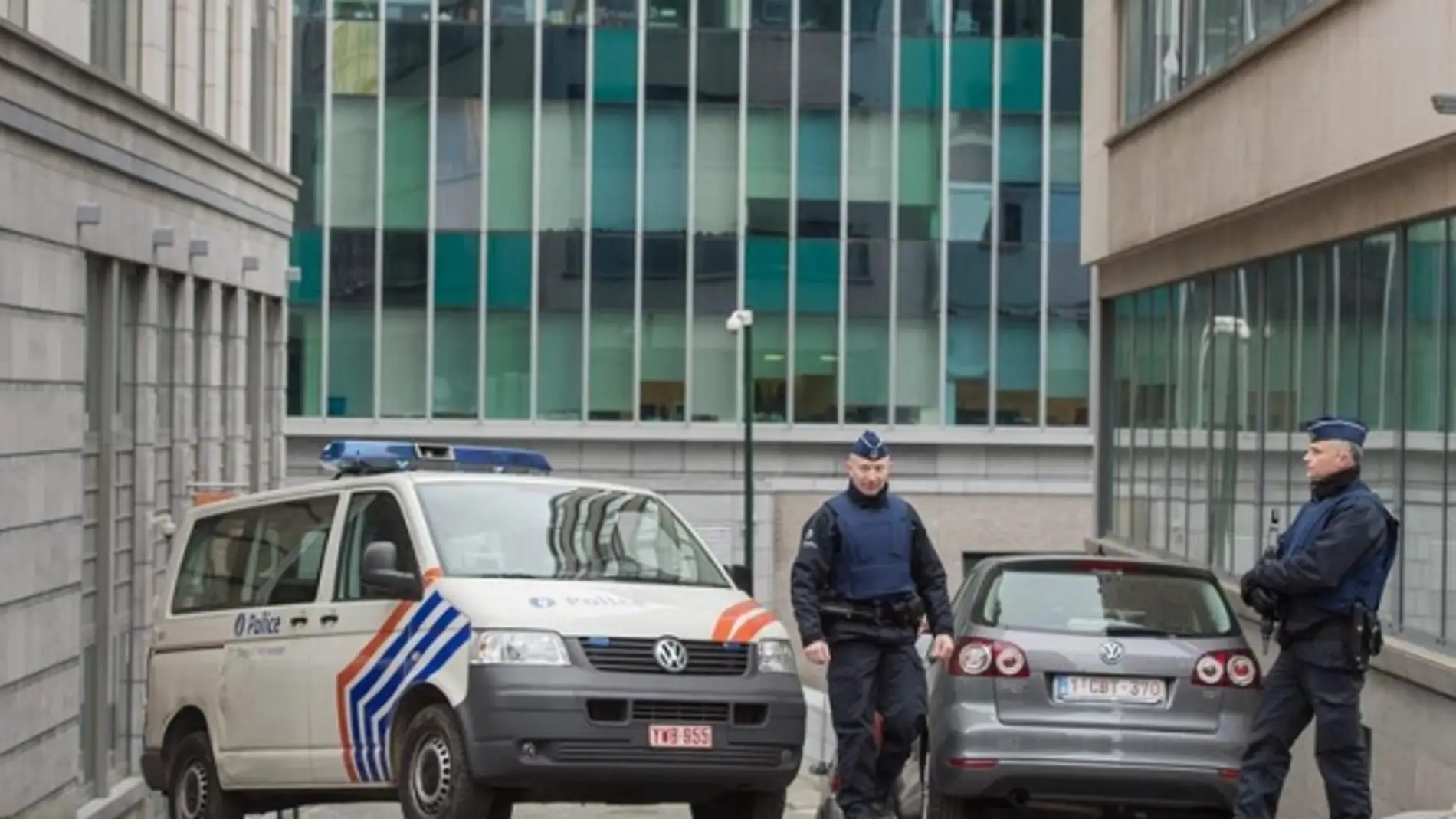  Un vehículo de la policía bloqueando una calle cerca de la oficina de la policía federal en Bruselas