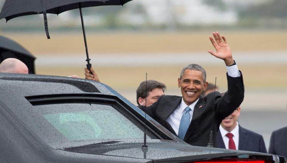 Obama entra en el coche oficial 
