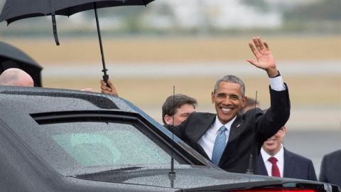 Obama entra en el coche oficial 