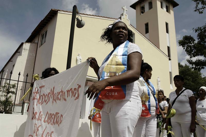Arrestan a Damas de Blanco y opositores tras su marcha dominical en La Habana Arrestan a Damas de Blanco y opositores tras su marcha dominical en La Habana