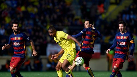 Bakambu intenta llegar al bal&oacute;n ante la defensa de Busquets