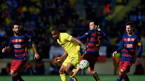 Bakambu intenta llegar al balón ante la defensa de Busquets Bakambu intenta llegar al balón ante la defensa de Busquets