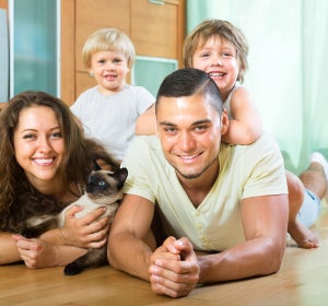 Familia con gato Familia con gato