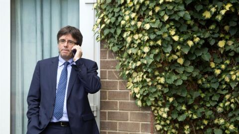 El presidente de la Generalitat de Catalunya, Carles Puigdemont, habla por telefono en el exterior del hotel SD Corona Tortos