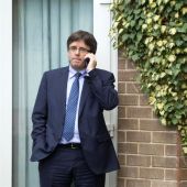 El presidente de la Generalitat de Catalunya, Carles Puigdemont, habla por telefono en el exterior del hotel SD Corona Tortos