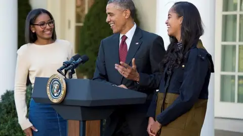 Barack Obama junto a sus hijas Sasha y Malia Barack Obama junto a sus hijas Sasha y Malia