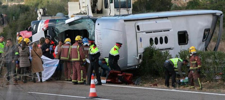 Fallecen 14 estudiantes tras ver las fallas en un accidente en la AP-7 en Tarragona Fallecen 14 estudiantes tras ver las fallas en un accidente en la AP-7 en Tarragona