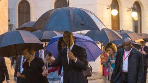 Obama y su familia dando un paseo por La Habana Vieja