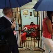 Una mujer ve la televisión en el salón de su casa mientras pasa la comitiva de Obama por la calle en La Habana