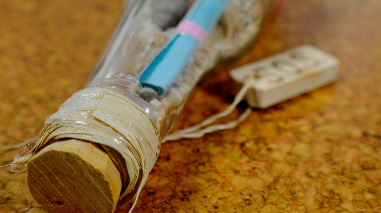 Un hombre que lanzaba botellas al mar para encontrar el amor es denunciado por contaminar el medio ambiente Un hombre que lanzaba botellas al mar para encontrar el amor es denunciado por contaminar el medio ambiente