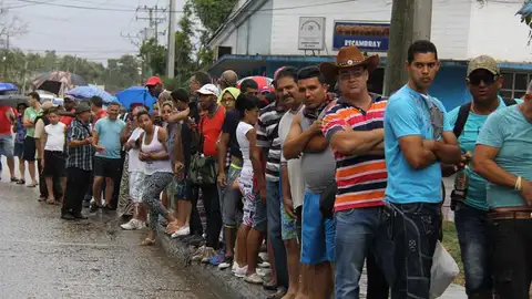 Un grupo de cubanos observa la llegada del presidente de los EEUU, Barack Obama. Un grupo de cubanos observa la llegada del presidente de los EEUU, Barack Obama.