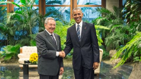 El presidente estadounidense Barack Obama saluda a su hom&oacute;logo cubano Ra&uacute;l Castro