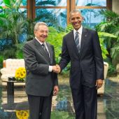 El presidente estadounidense Barack Obama saluda a su homólogo cubano Raúl Castro