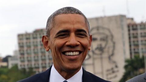 Barack Obama durante la colocaci&oacute;n de la ofrenda floral ante el monumento del pr&oacute;cer cubano Jos&eacute; Mart&iacute;