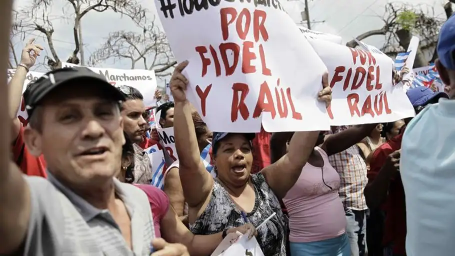 Manifestación de ciudadanos cubanos en apoyo al régimen de Raúl Castro Manifestación de ciudadanos cubanos en apoyo al régimen de Raúl Castro