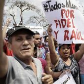 Manifestación de ciudadanos cubanos en apoyo al régimen de Raúl Castro