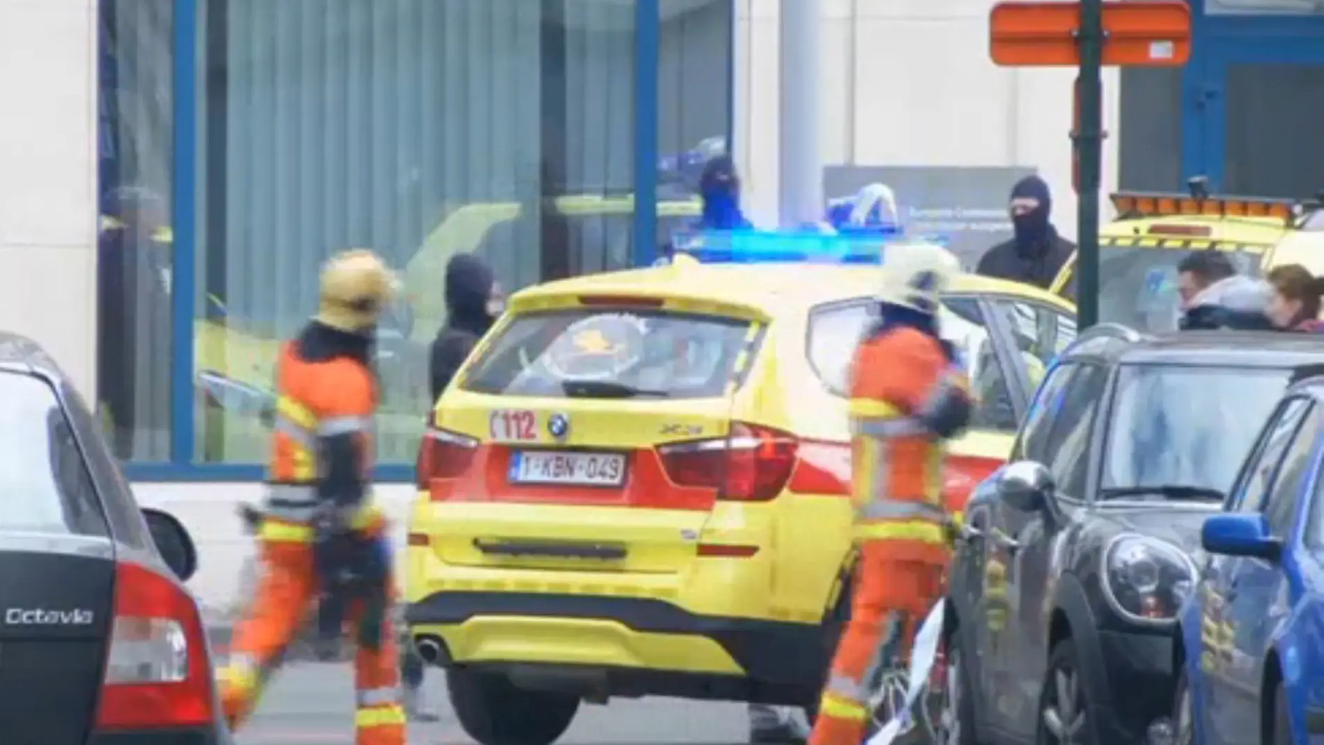 Servicios de emergencia en el lugar de las explosiones en el aeropuerto de Bruselas