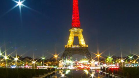 La Torre Eiffel se ilumina con los colores de la bandera belga
